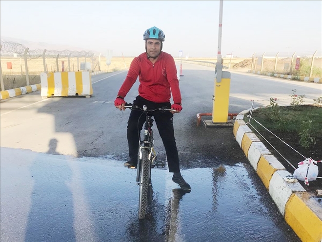 HER GÜN İŞE BİSİKLETLE GİDİP GELİYOR