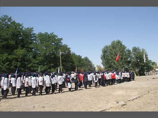 İZCİLER MALAZGİRT´TE DEDELERİNİ ANDILAR