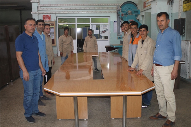 ÖĞRENCİLER MESLEK EDİNİP AİLE BÜTÇESİNE KATKIDA BULUNUYOR