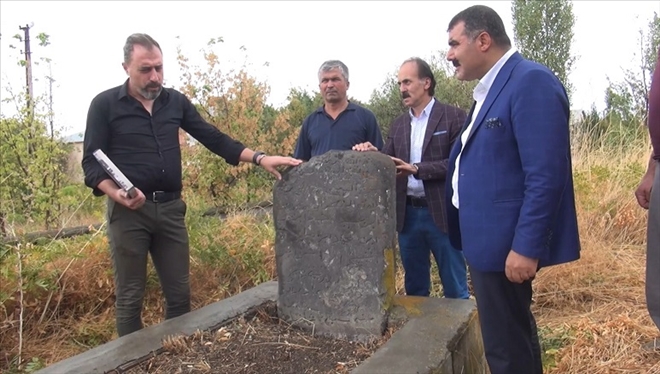 KORKUT İLÇESİ´NDE TARİHİ MEZAR