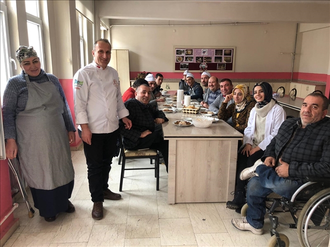ZİHİNSEL ENGELLİLER, ?AŞÇI ÇIRAĞI´ KURSU YEMEK YAPMASINI ÖĞRENDİ