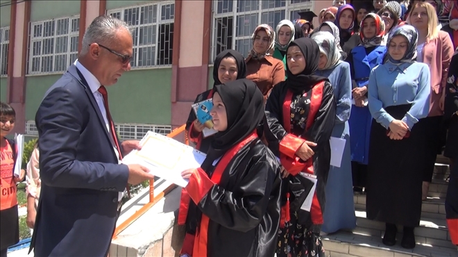 EĞİTİME KAZANDIRILAN KIZ ÖĞRENCİLERİN MEZUNİYET SEVİNCİ