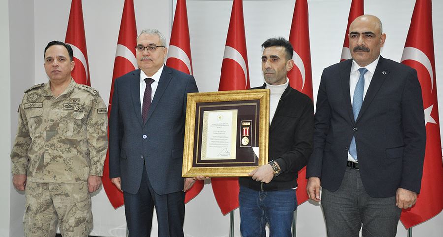 DEVLET ÖVÜNÇ MADALYASI VE BERATI ŞEHİT OĞLUNA VERİLDİ