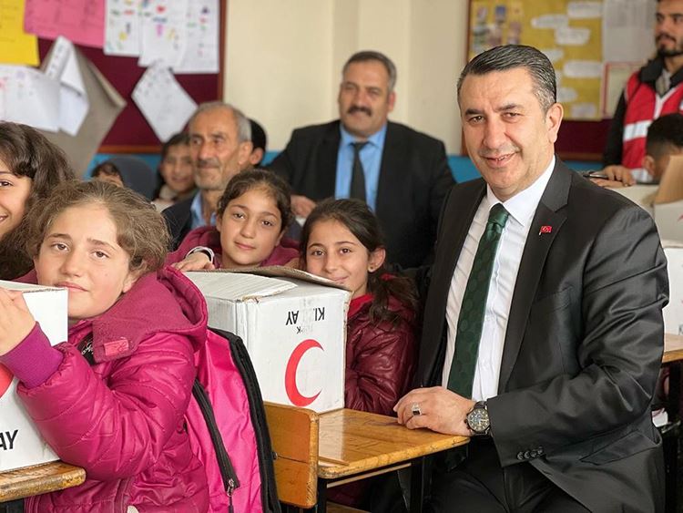 KIZILAY, ÖNCE ONARDI SONRA ÇOCUKLARA HEDİYE DAĞITTI