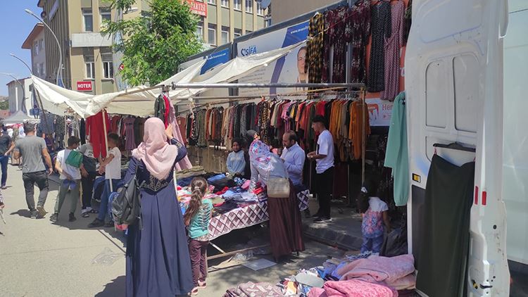 BAYRAM PAZARI MÜŞTERİLERİNİ BEKLİYOR