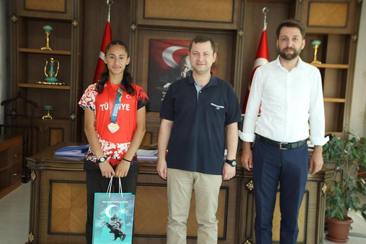 KAYMAKAM DEMİRER VE BAŞKAN ALTIN, AVRUPA 3.’SÜ CEREN KILIÇ’I ÖDÜLLENDİRDİ