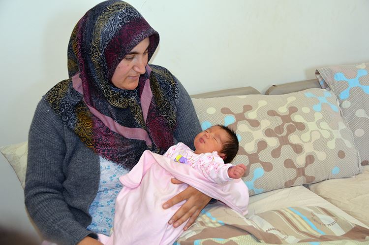 DEPREMZEDE ANNENİN BEBEĞİ “ASYA” DÜNYAYA GÖZLERİNİ MUŞ’TA AÇTI
