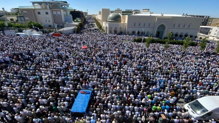 MENZİL GRUBUNUN LİDERİNİ SON YOLCULUĞUNA 250 BİN KİŞİ UĞURLADI