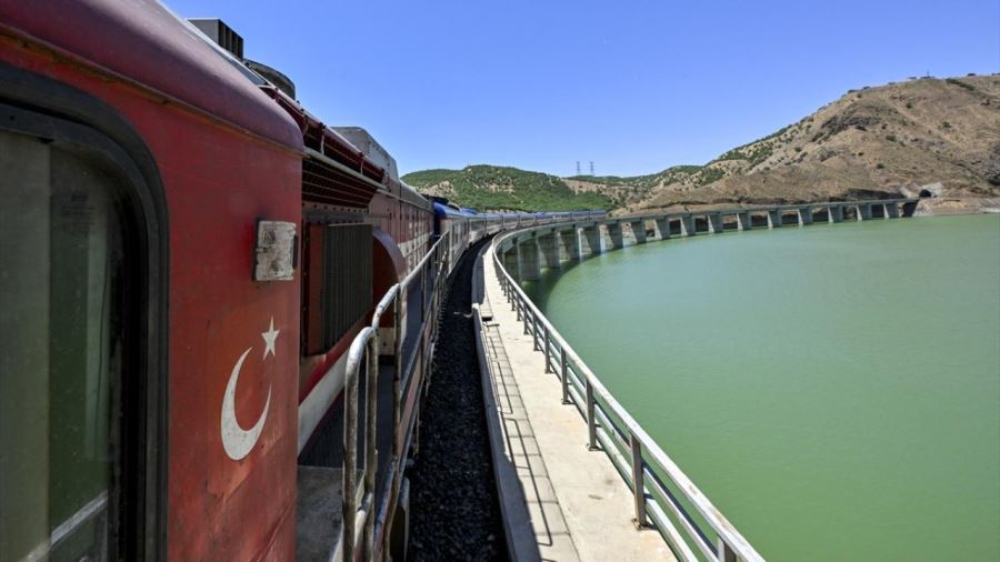 VAN GÖLÜ EKSPRESİ, YOLCULARINA EŞSİZ MANZARALAR SUNUYOR