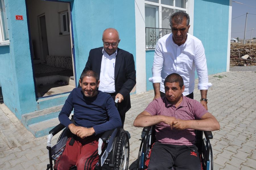 ENGELLİLERE TEKERLEKLİ SANDALYE DAĞITILDI