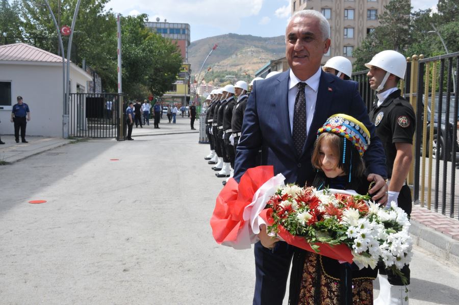 VALİ ÇAKIR GÖREVİNE BAŞLADI