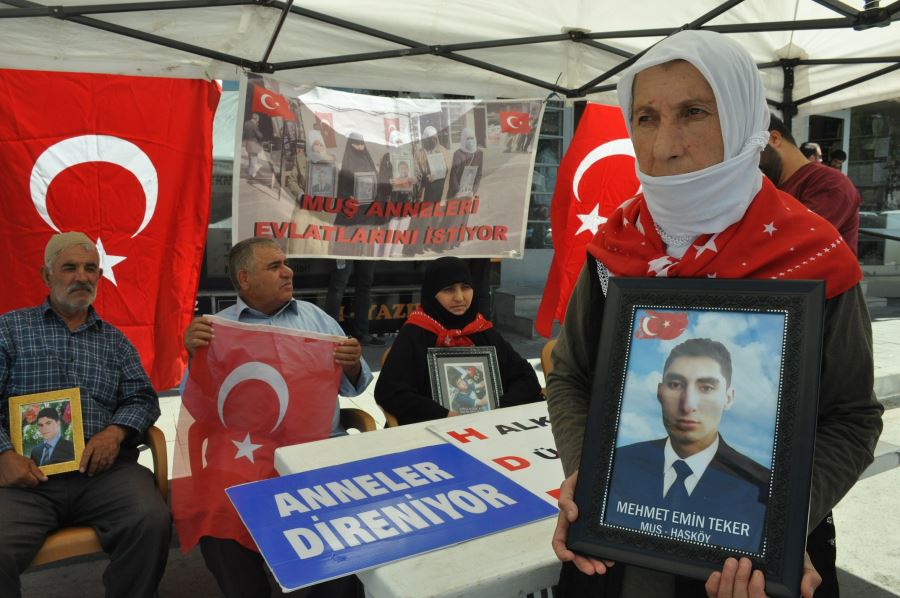 AİLELERİN EVLAT NÖBETİ SÜRÜYOR