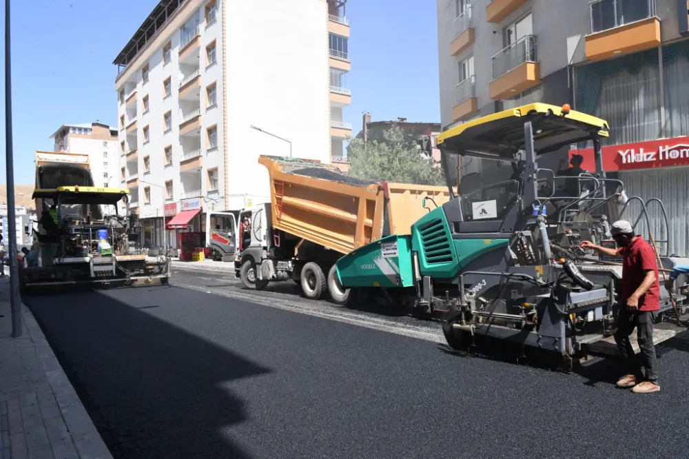 KENTTE ASFALT SEFERBERLİĞİ SÜRÜYOR