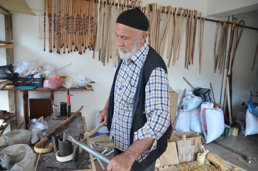 YAŞLI ADAM AĞAÇ DALLARINI SANAT ESERİNE DÖNÜŞTÜRÜYOR