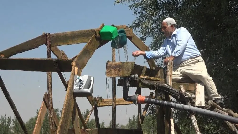 MAZOTSUZ VE ELEKTRİKSİZ TARLASINA SU ÇEKMENİN YOLUNU BULDU