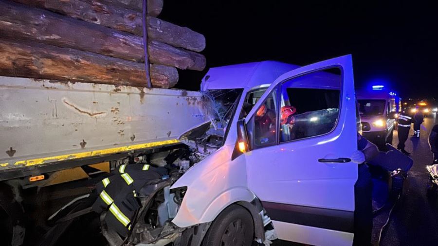 TOMRUK YÜKLÜ TIRA MİNİBÜS ÇARPTI