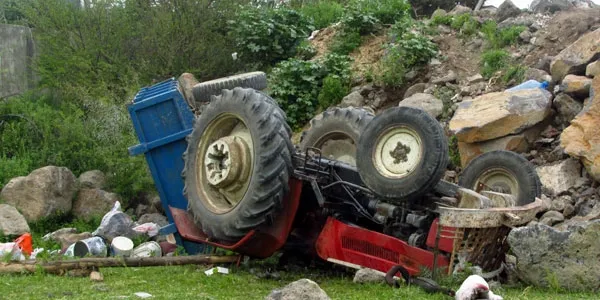 2 KARDEŞ TRAKTÖRÜN ALTINDA KALDI