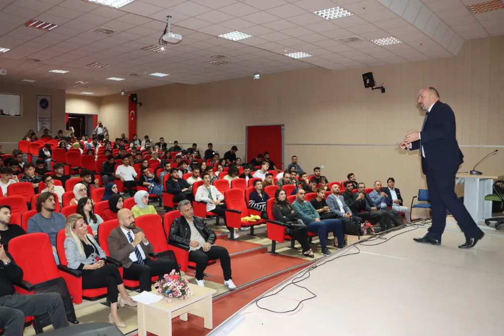 VEDAŞ ŞİRKET MÜDÜRÜ TALAY ÜNİVERSİTE ÖĞRENCİLERİYLE BİR ARAYA GELDİ