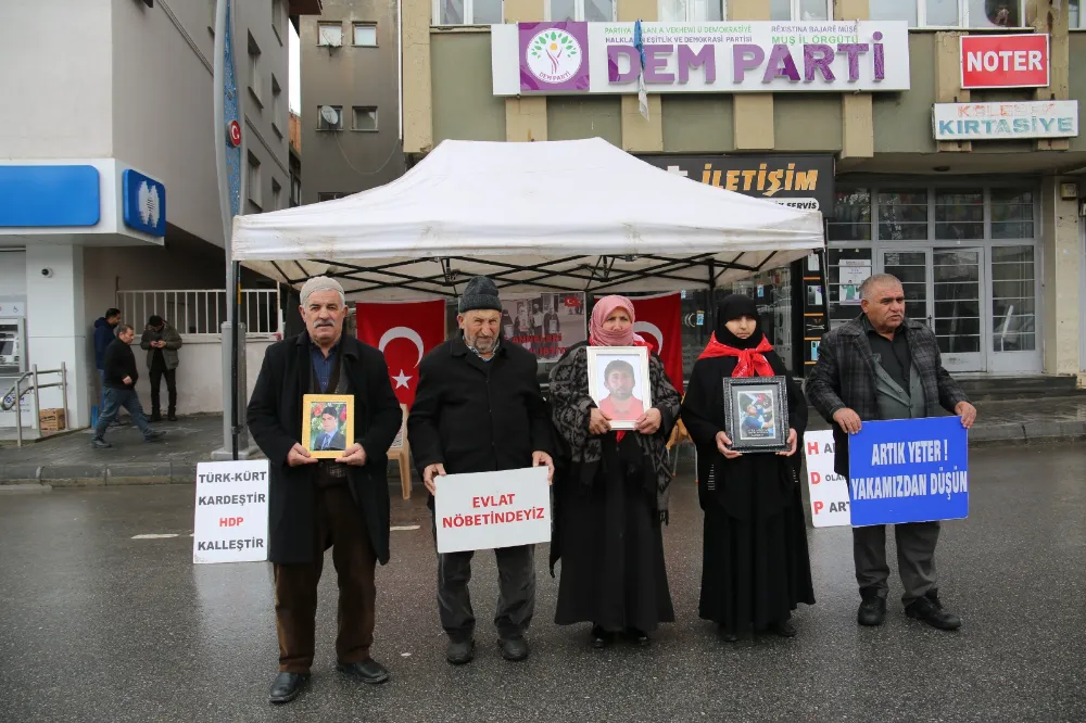 DEM PARTİ ÖNÜNDE EYLEM YAPAN AİLELERDEN ÇOCUKLARINA 