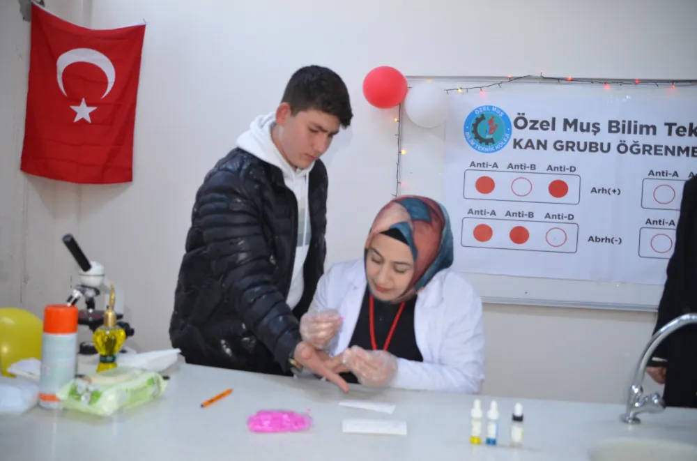 KİMYA ÖĞRETMENİ YAPTIĞI ÇALIŞMAYLA 3 SANİYEDE KAN GRUBUNU TESPİT EDİYOR