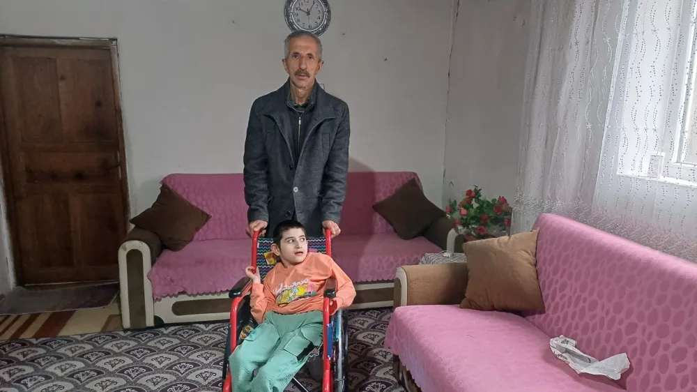 MALAZGİRTLİ MUHTARDAN TEKERLEKLİ SANDALYE DESTEĞİ