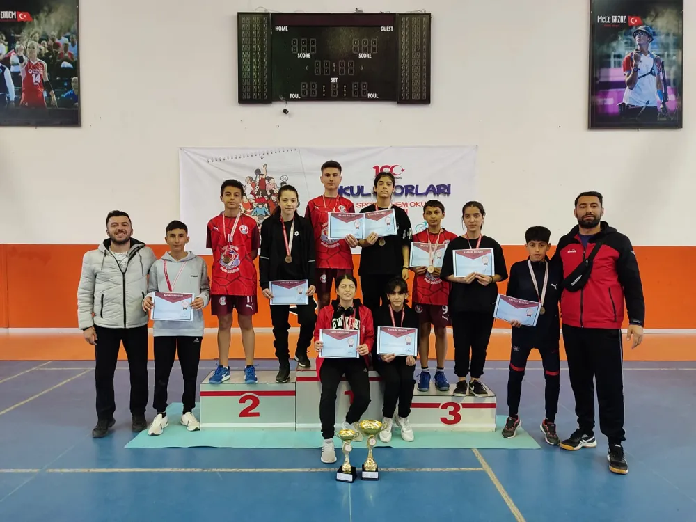 BADMİNTON’TA BİR BİRİNCİLİK BİR ÜÇÜNCÜLÜK ALDIK