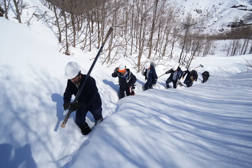 VEDAŞ EKİPLERİNİN KIŞ MESAİSİ SÜRÜYOR