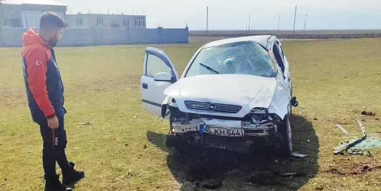 OTOMOBİL TAKLA ATTI: 2 KİŞİ YARALANDI