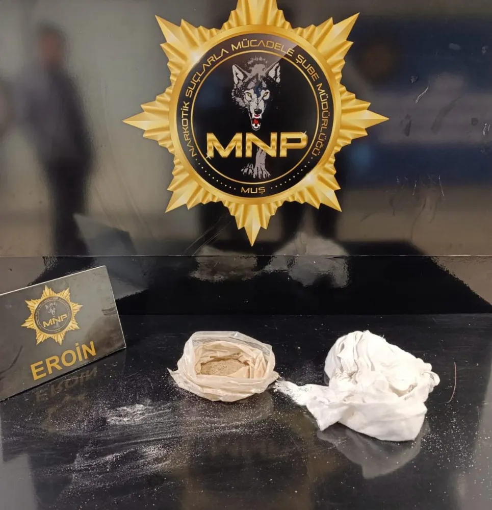 UYUŞTURUCUYU AYAĞINDAKİ ALÇININ İÇİNE SAKLAMIŞ