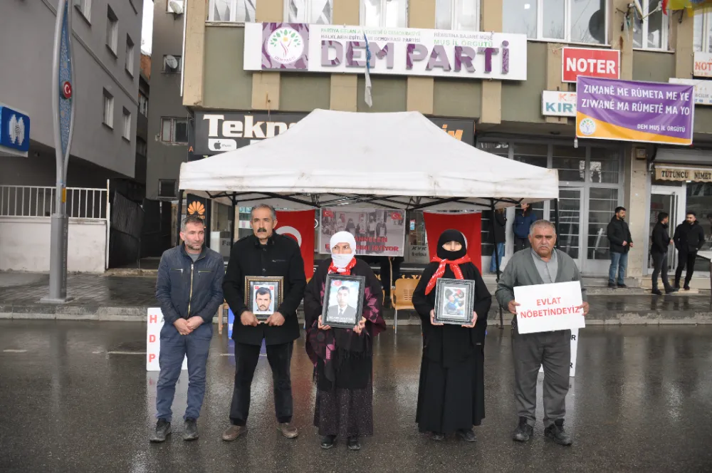 DEM PARTİ ÖNÜNDEKİ EVLAT NÖBETİ DEVAM EDİYOR