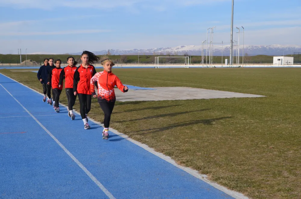 MUŞLU KIZ SPORCU TÜRKİYE YÜRÜYÜŞ ŞAMPİYONASI İÇİN ÇALIŞMALARINI SÜRDÜRÜYOR