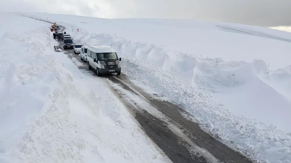 MART KAPIDAN BAKTIRDI