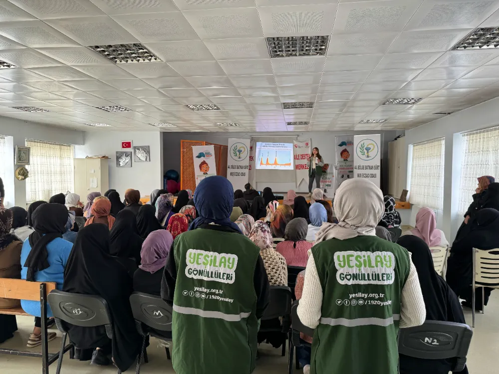 YEŞİLAY VE ECZACILARDAN KURSİYER KADINLARA SAĞLIKLI YAŞAM EĞİTİMİ