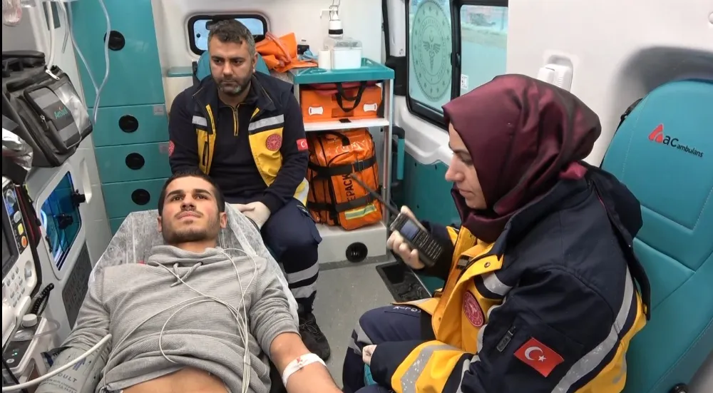 KADIN PARAMEDİKLER, ZORLU YOLLARDA ÖZVERİYLE HAYAT KURTARIYOR