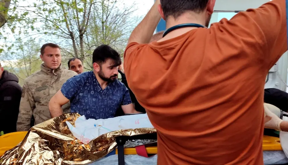 DEREYE DÜŞEN 7 YAŞINDAKİ ÇOCUĞU AMCASI KURTARDI