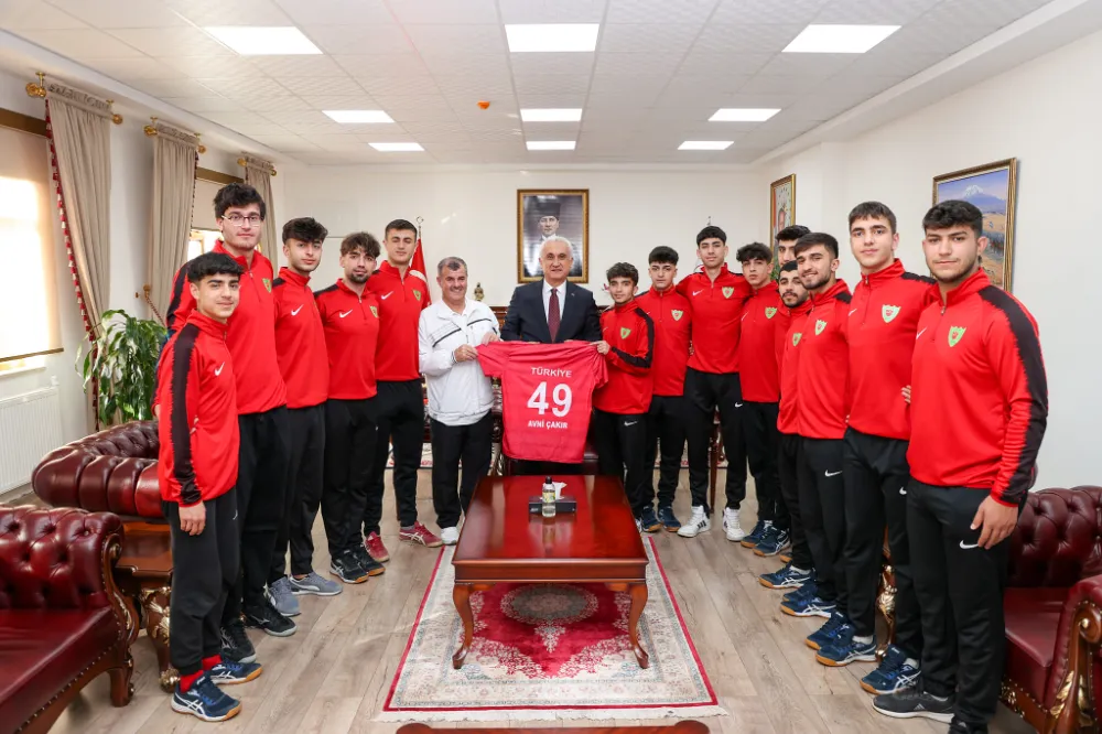 VOLEYBOLCULARIMIZDAN VALİ ÇAKIR’A ZİYARET