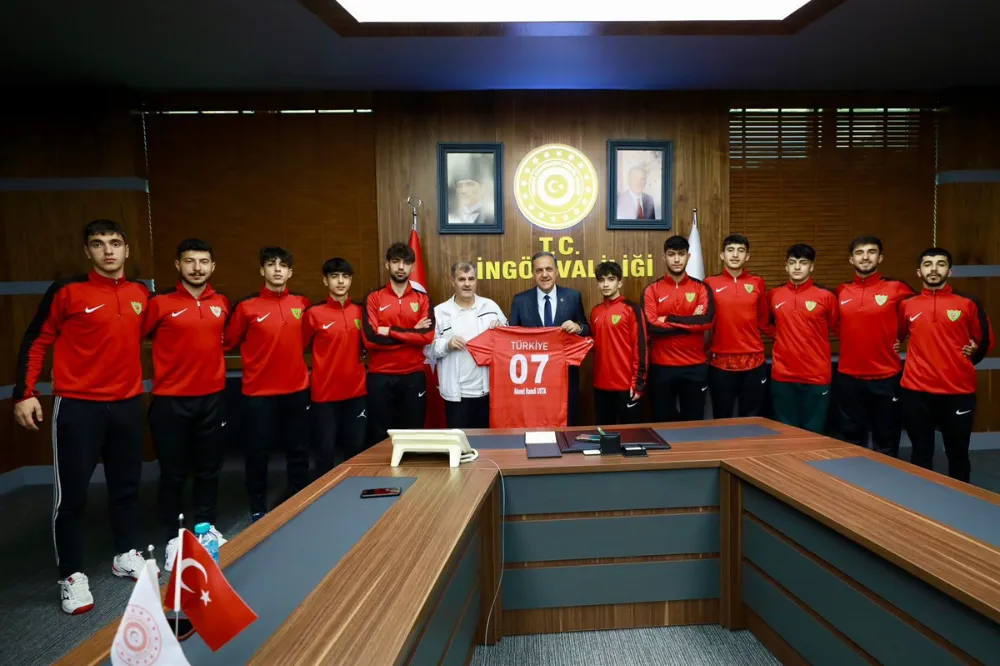 MUŞ LALEZAR SPOR VOLEYBOL TAKIMI’NDAN VALİ USTA’YA ZİYARET