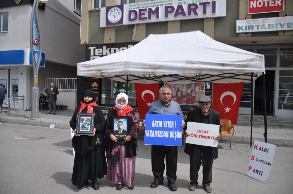 AİLELERİN EVLAT NÖBETİ DEVAM EDİYOR