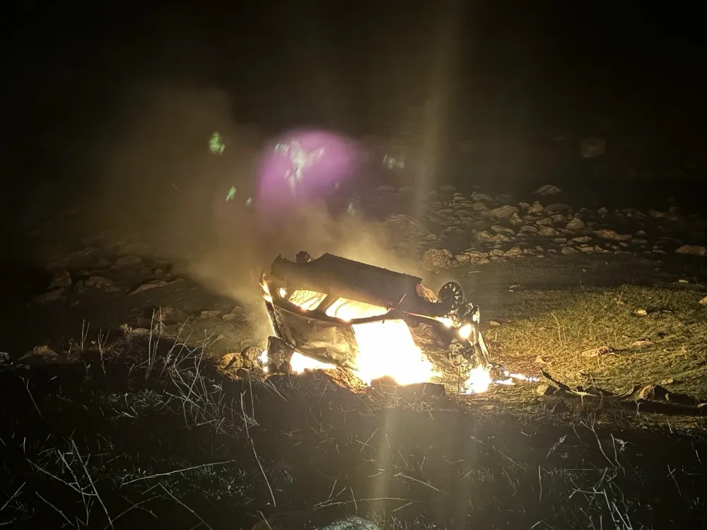 TAKLA ATARAK ALEV ALAN OTOMOBİLDEN CANLARINI ZOR KURTARDILAR