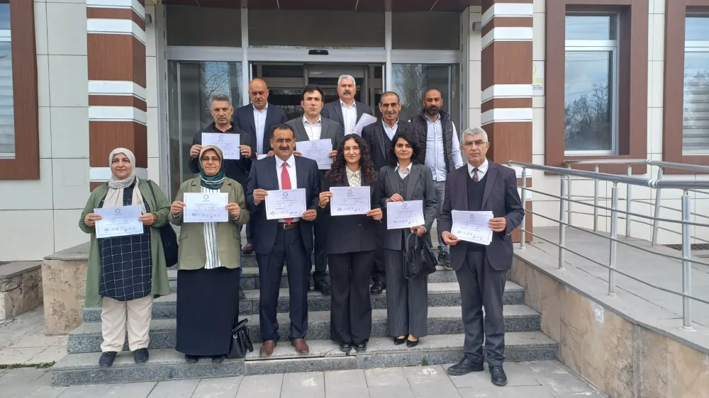 SEÇİMİ KAZANAN BELEDİYE BAŞKANLARINA MAZBATALARI VERİLMEYE BAŞLANDI