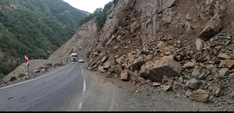 KARAYOLUNA DÜŞEN KAYA PARÇALARI TEHLİKE OLUŞTURUYOR