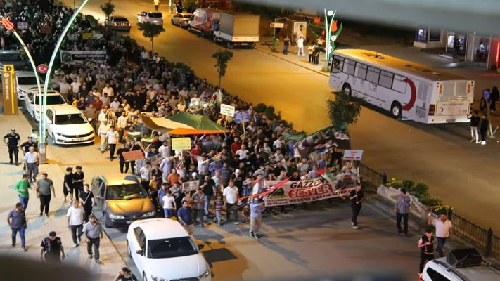 YÜZLERCE KİŞİ HANİYE İÇİN YÜRÜDÜ