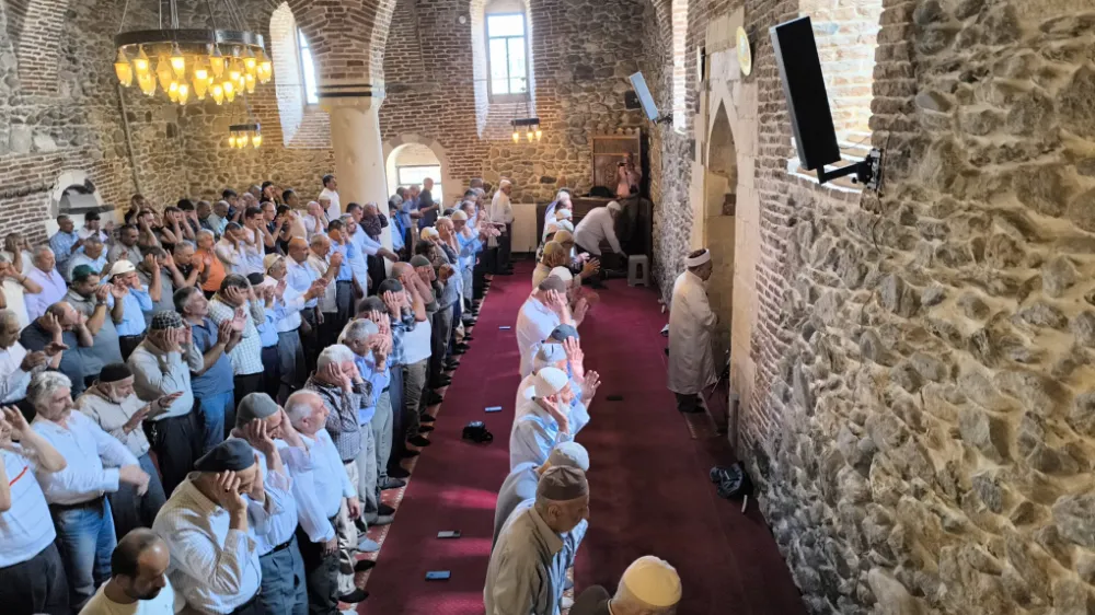 CAMİLERDE İSMAİL HANİYE İÇİN GIYABİ CENAZE NAMAZI KILINDI