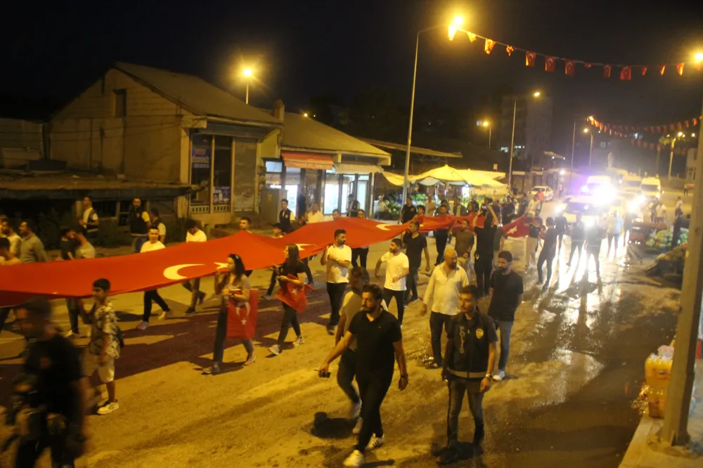 TÜRK BAYRAĞI VE MEŞALELERLE “FENER ALAYI” YÜRÜYÜŞÜ YAPILDI