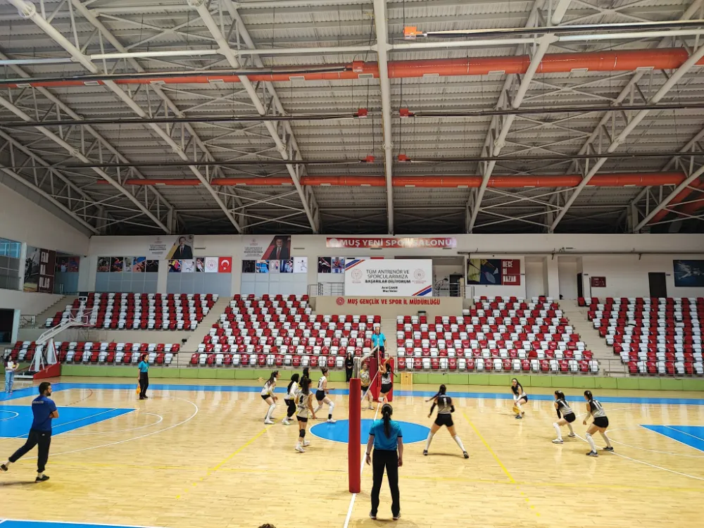 MUŞ OLİMPİK KADIN VOLEYBOL TAKIMI, HAKKARİ MAEMTAL’İ 3-0 MAĞLUP ETTİ