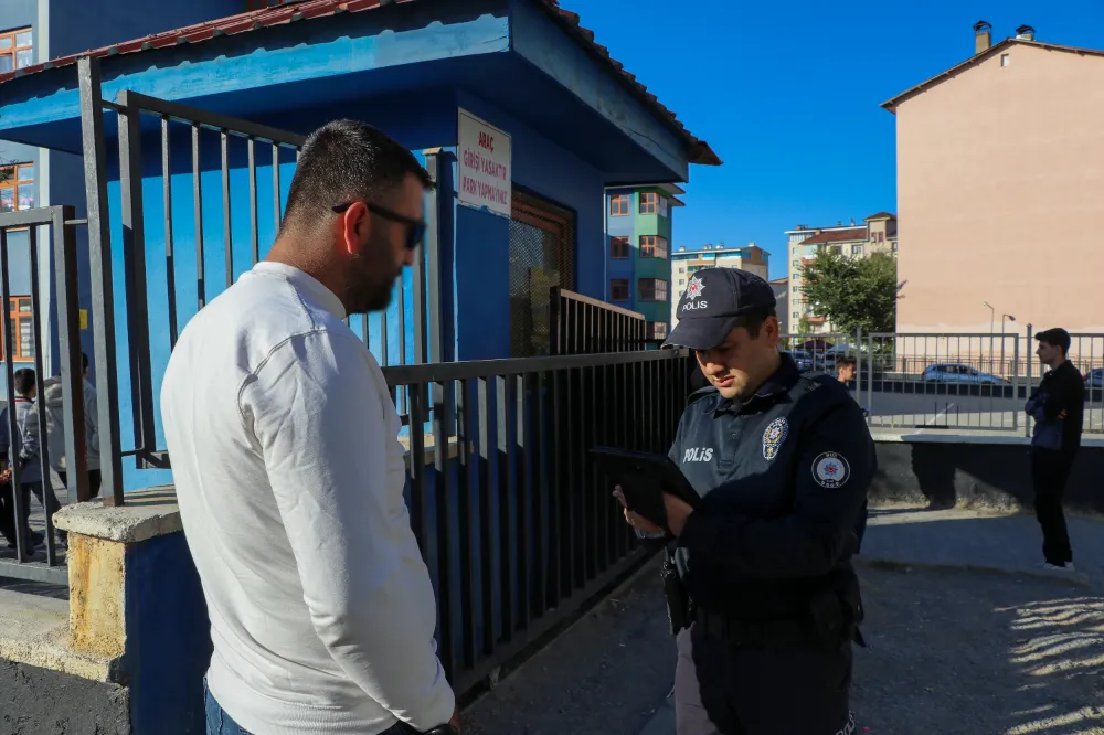 POLİS EKİPLERİ, OKUL ÇEVRELERİNDE YIL BOYU GÜVENLİK SAĞLIYOR