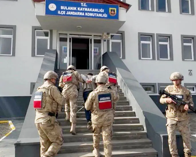 5 AYRI SUÇTAN ARANAN ŞAHIS JANDARMA TARAFINDAN YAKALANDI
