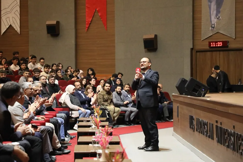 REKTÖR PROF. DR. MUSTAFA ALİCAN ÖĞRENCİLERLE BULUŞTU