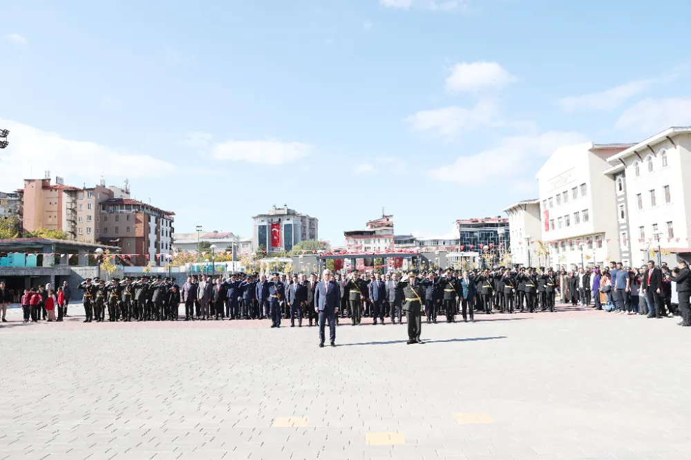 CUMHURİYET BAYRAMI ÇELENK SUNUMU İLE BAŞLADI