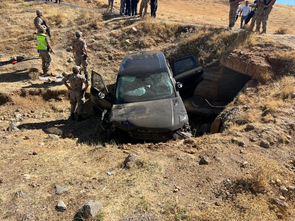 TAKLA ATAN ARAÇ ŞARAMPOLE UÇTU: 3 YARALI